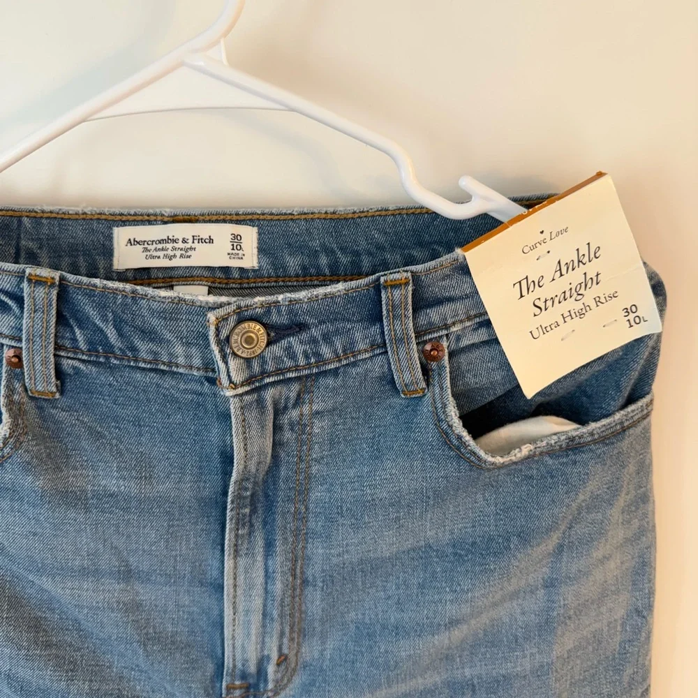 Abercrombie & Fitch Curve Love Ultra High Rise Ankle Straight Jean - Picture 3 of 12